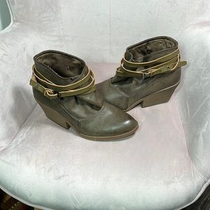 Qupid Booties w/ Wrap around strap Brown Taupe Size 9